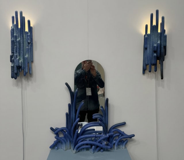 Installation, 2024 paire d'appliques et miroir, grès extrudé SH-2401+2402 ©Safia Hijos 