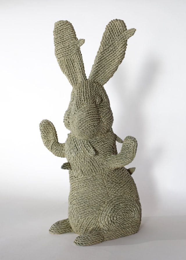 Haut les mains (peau de lapin), 2026 sculpture céramique, 25x30x52 cm MF-2601 ©Matthieu Faury