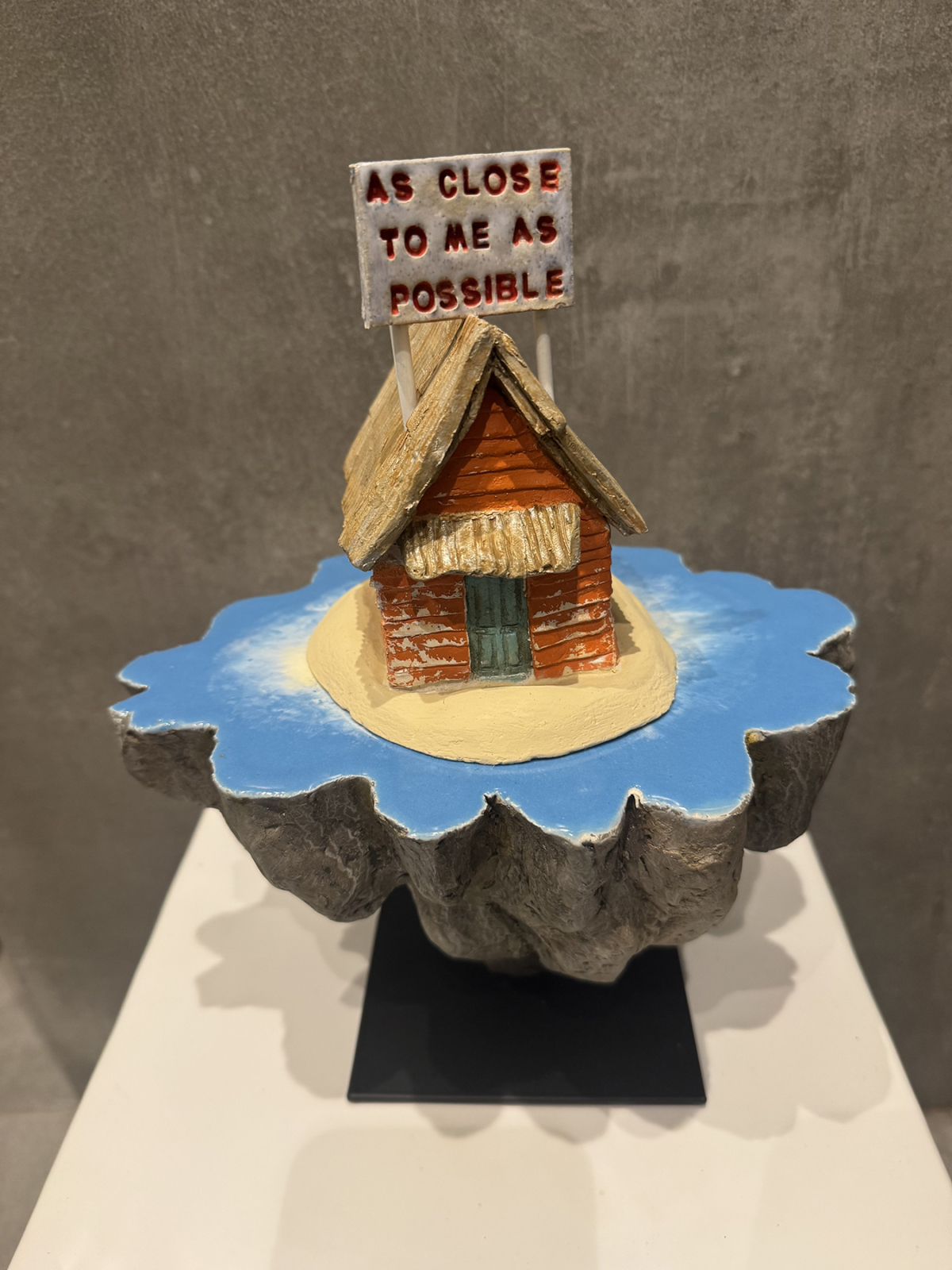 as close to me as possible, 2026 sculpture céramique 24x18x28,5 cm LF-CER2604 ©La Fratrie 