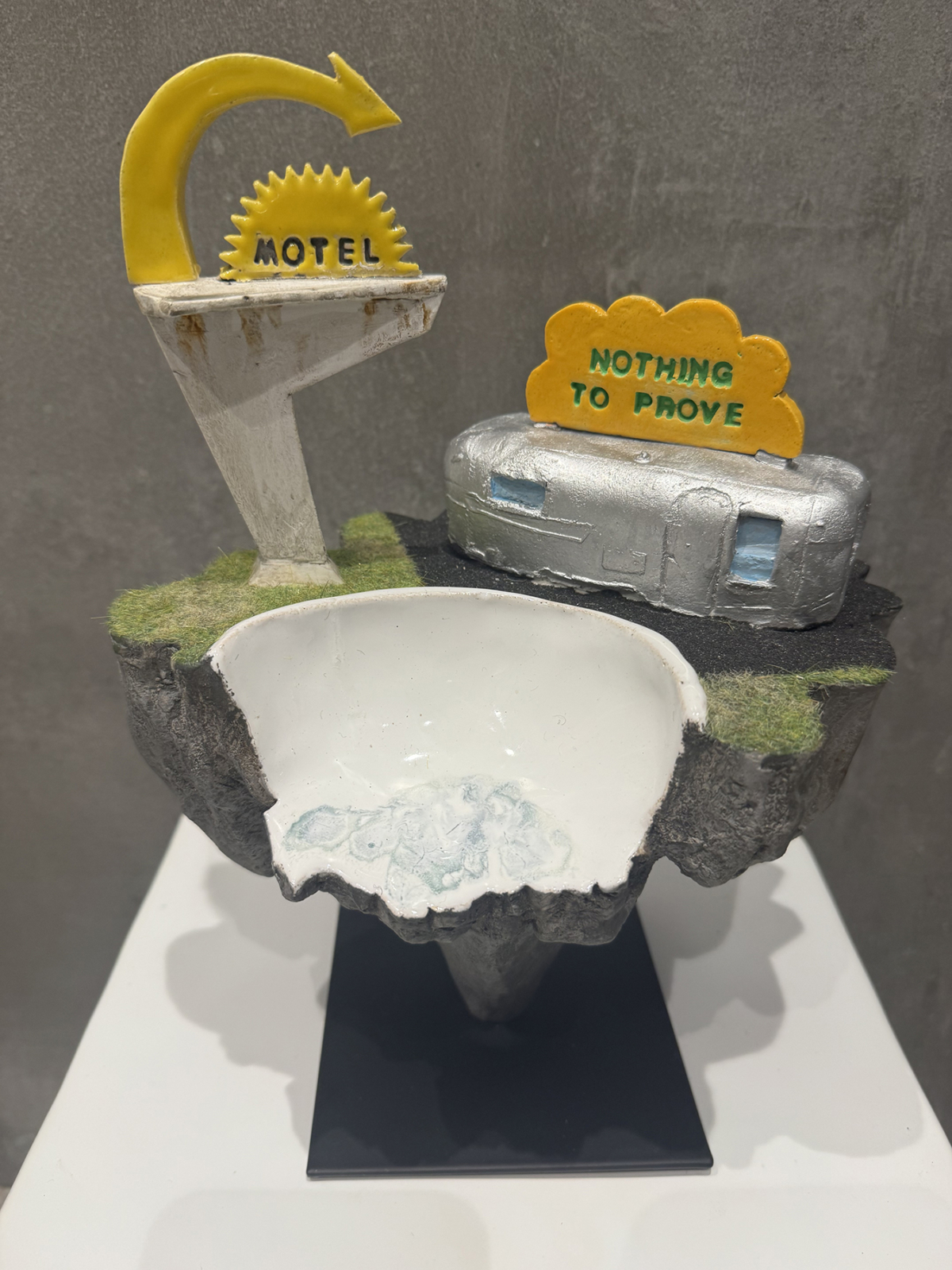 nothing to prove, 2026 sculpture céramique 23x21x29,5 cm LF-CER2605 La Fratrie