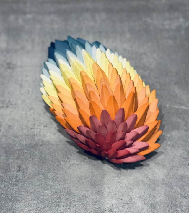 Rien qu'en restant immobile, 2020 porcelaine & engobes 20x23x8 x 2 cm SH-2001 ©Safia HIJOS