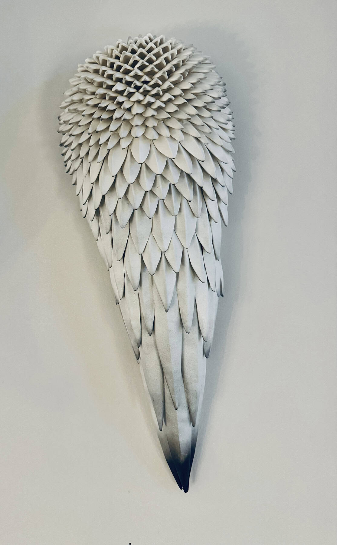 Sans bouger jamais, 2020 sculpture porcelaine blanche & noir 20x13x58 cm SH-2002 ©Safia HIJOS 