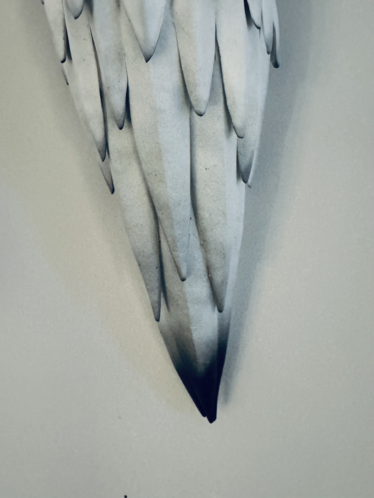 Sans bouger jamais, (détail 2), 2020 sculpture porcelaine blanche & noir 20x13x58 cm SH-2002 ©Safia HIJOS 